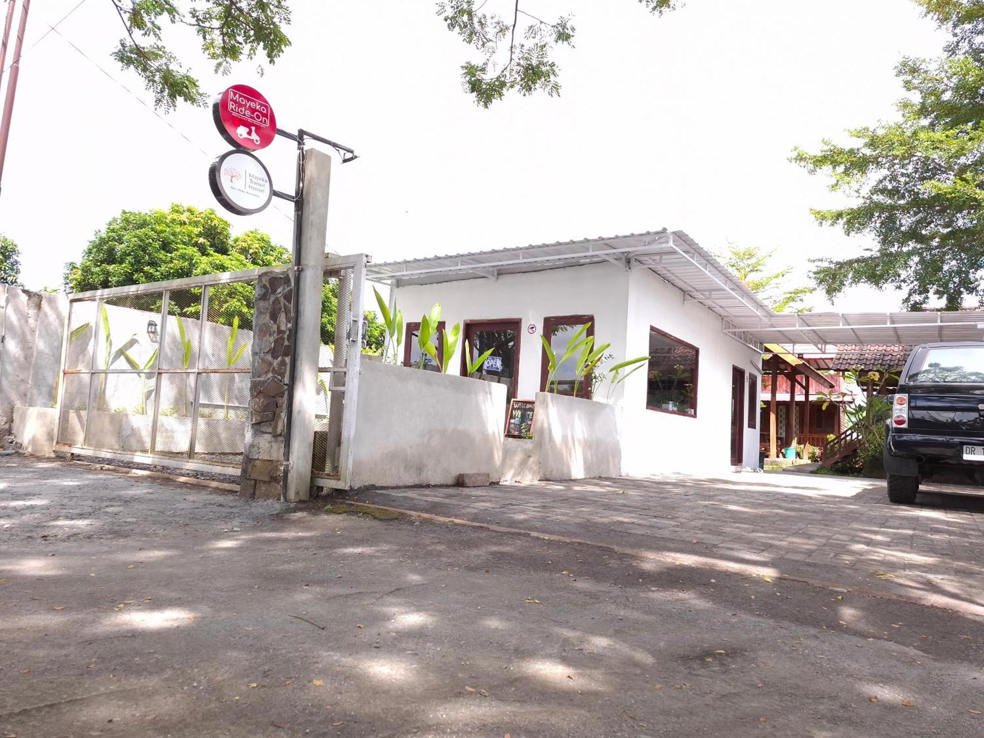 Mayeka Transit Hostel Bandara Internasional Lombok ปรายา ภายนอก รูปภาพ