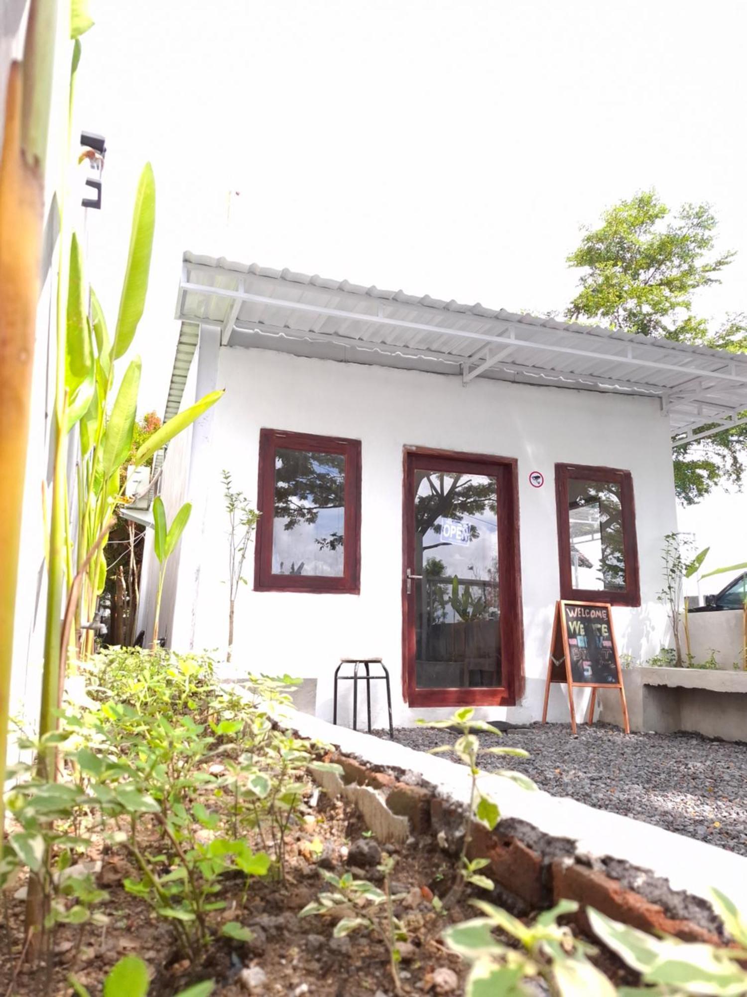 Mayeka Transit Hostel Bandara Internasional Lombok ปรายา ภายนอก รูปภาพ