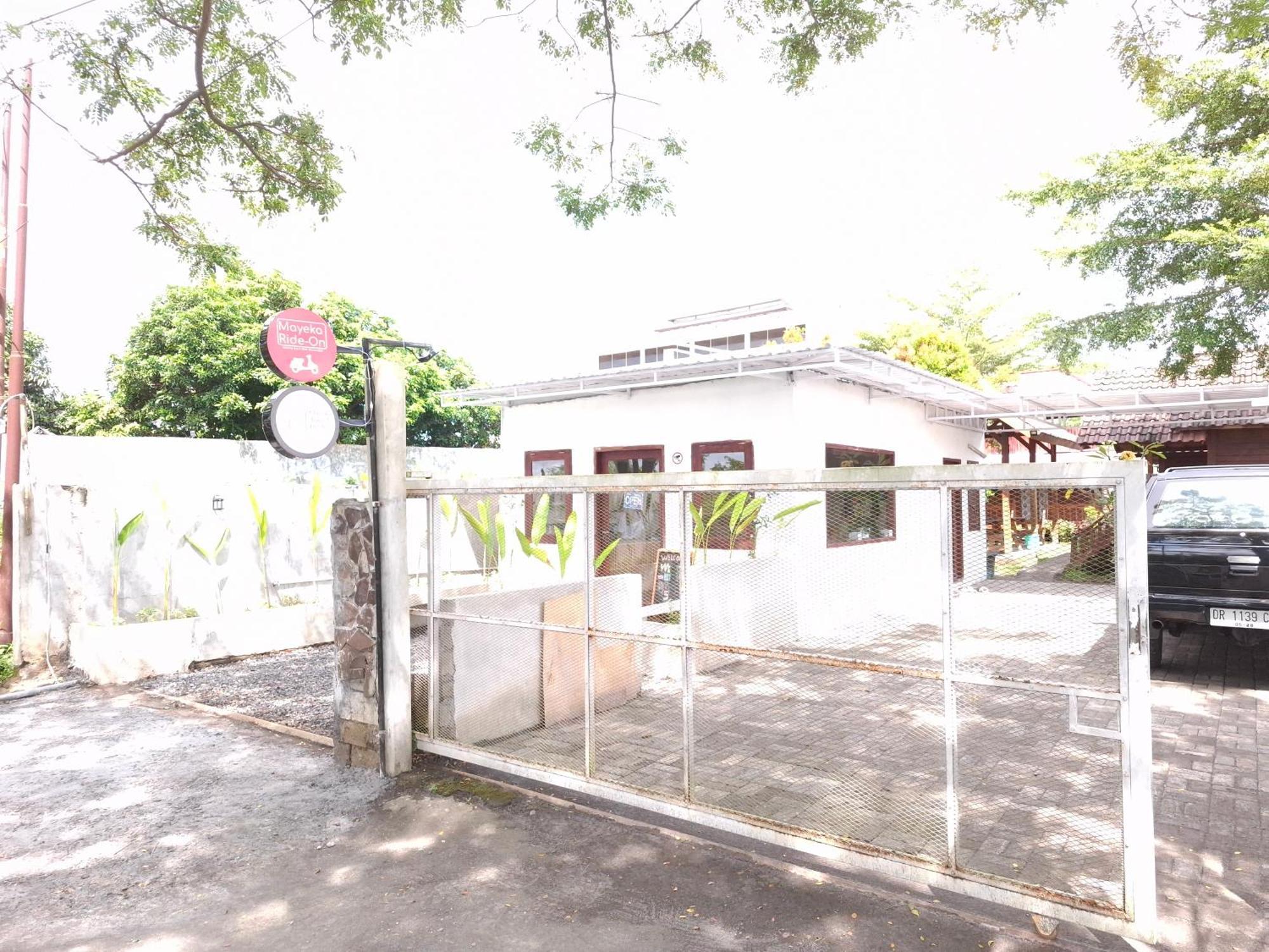 Mayeka Transit Hostel Bandara Internasional Lombok ปรายา ภายนอก รูปภาพ